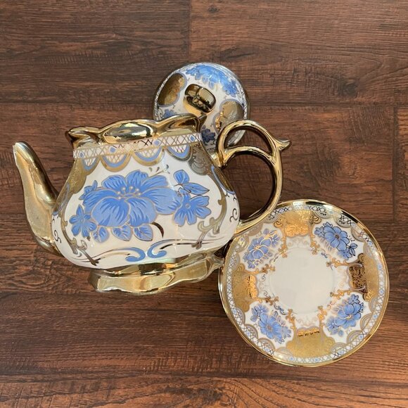 Ornate Gold Blue and White Teapot with 6 Matching Tea Plates - Picture 5 of 16
